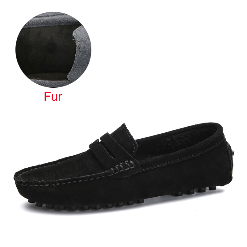 Men’s loafers in black suede, adorned with a strap, featuring a fur-lined interior for warmth and comfort